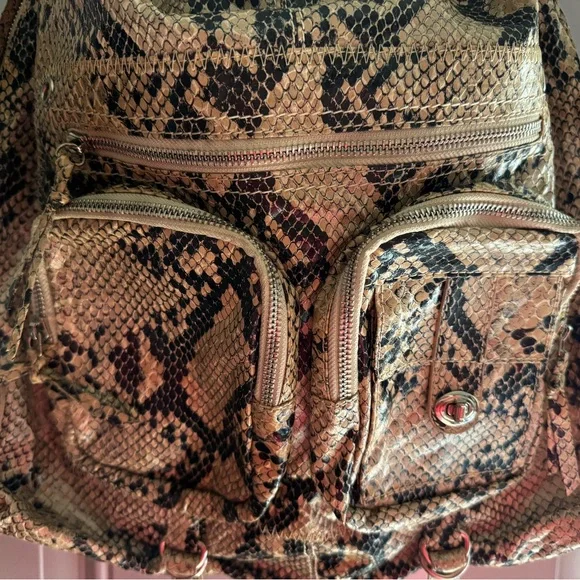 Stylish Snake Print Backpack - Picture 2 of 5